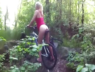 Elle se baisers avec la selle de son velo