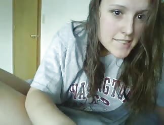 Fingering her cunt until she cums