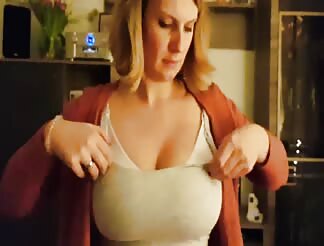 Mama Packt die Riesen Brüste aus
