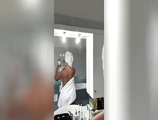 Wife Drop Her Towel To Show Her Slimwaist and Big Ass