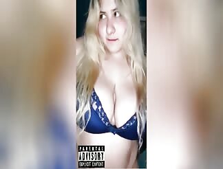 Mexicana Otaku Tetona masturbándose