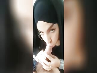 Syrian woman gives a blowjob in a car 