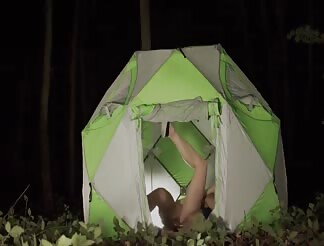 Jessica se fait enculer sous sa tente au camping
