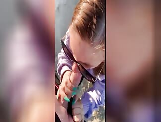 J'adore sucer des inconnus dans des lieux publiques